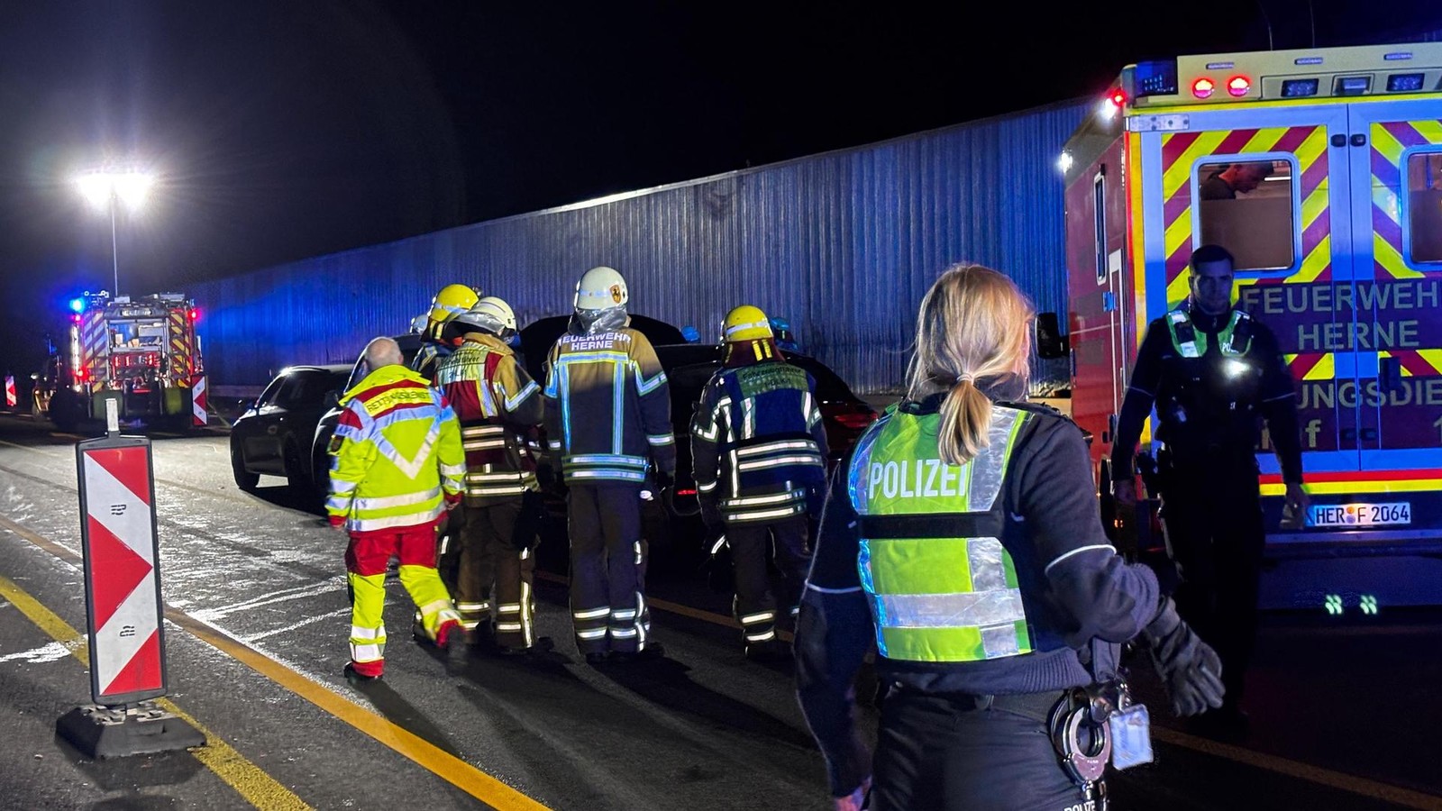 Unfall-am-Kreuz-Herne-Drei-Personen-verletzt-A42-nach-Dortmund-gesperrt