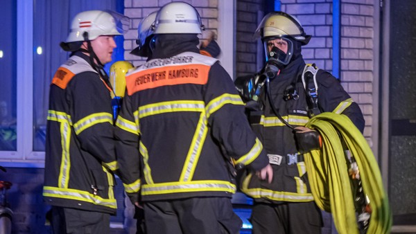 Feuer in Rahlstedt: Mehrere Personen in Wohnungen eingeschlossen