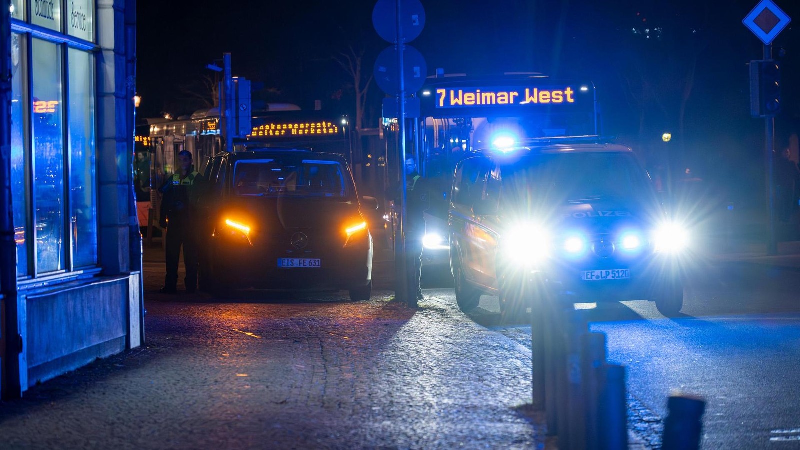 Vorfall-auf-dem-Weimarer-Weihnachtsmarkt-Polizei-und-Rettungsdienst-im-Einsatz