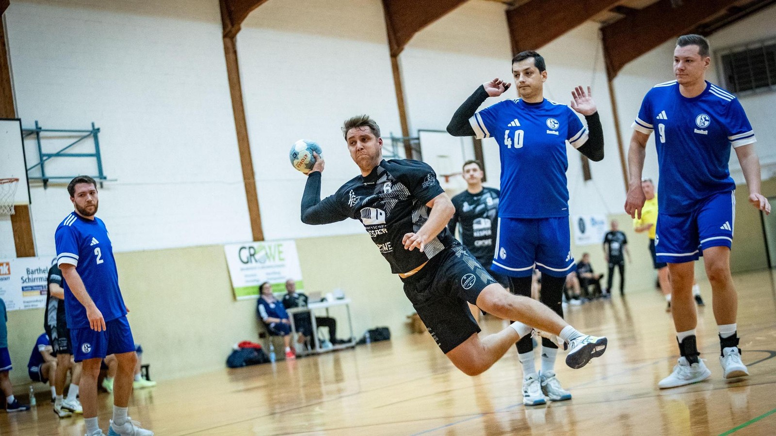 Klarer-Sieg-gegen-Schalke-04-Herbedes-Handballer-st-rmen-an-die-Tabellenspitze