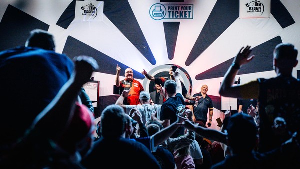 Sieg des Publikumslieblings und Zuschauer-Unmut: Essen feiert Darts-Gala