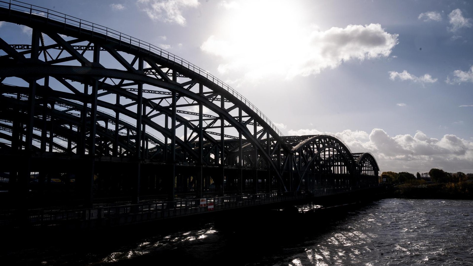 Elbbr-cke-bleibt-nach-Unfall-gesperrt-Fehler-des-Kapit-ns-