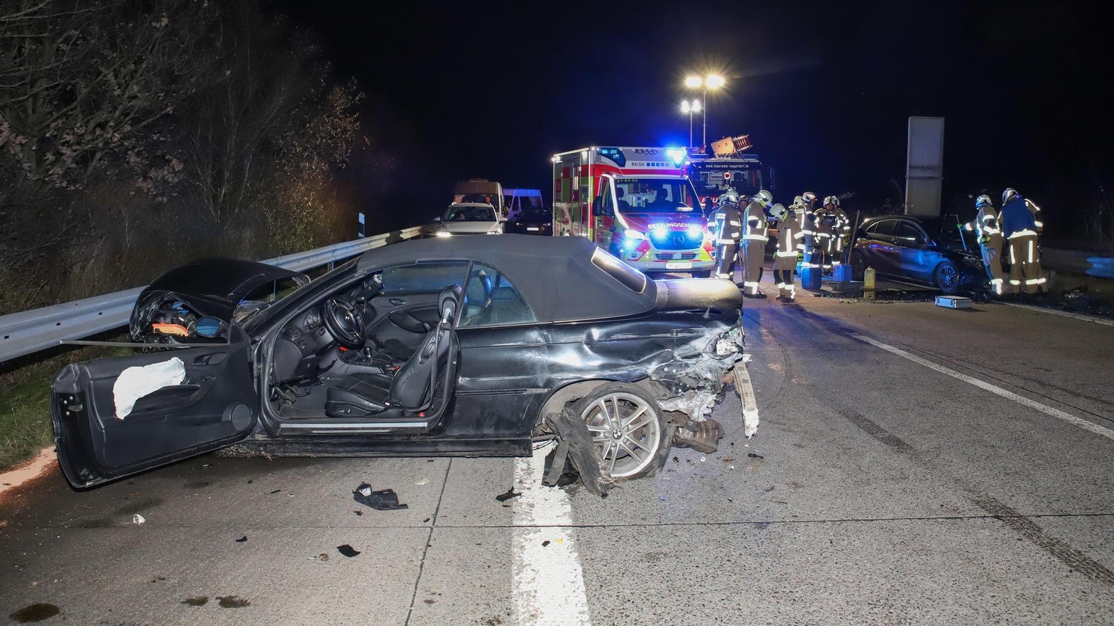 A23-Zerfetzter-Reifen-bei-Tempo-150-l-st-schweren-Crash-aus