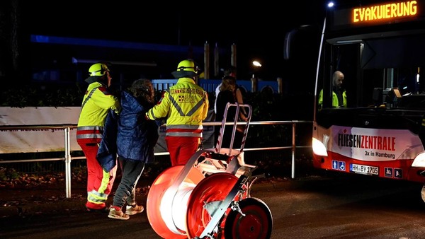 Feuer in Rahlstedt: Mehrere Personen in Wohnungen eingeschlossen