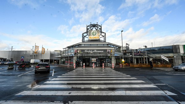 Betrunkener Autofahrer (20) rast Polizei davon und fährt gegen einen Baum