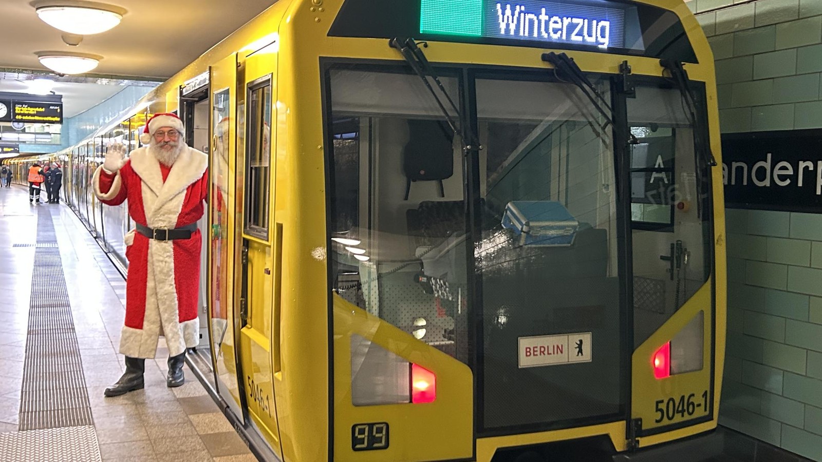 Warum-der-BVG-Winterzug-mit-Weihnachtsmann-dieses-Jahr-ausf-llt