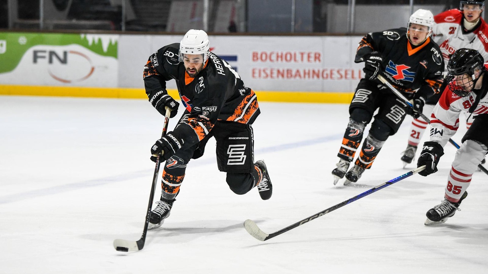 Dinslakener-Kobras-schie-en-die-Grefrather-EG-ab-und-sind-bereit-f-r-Bergkamen