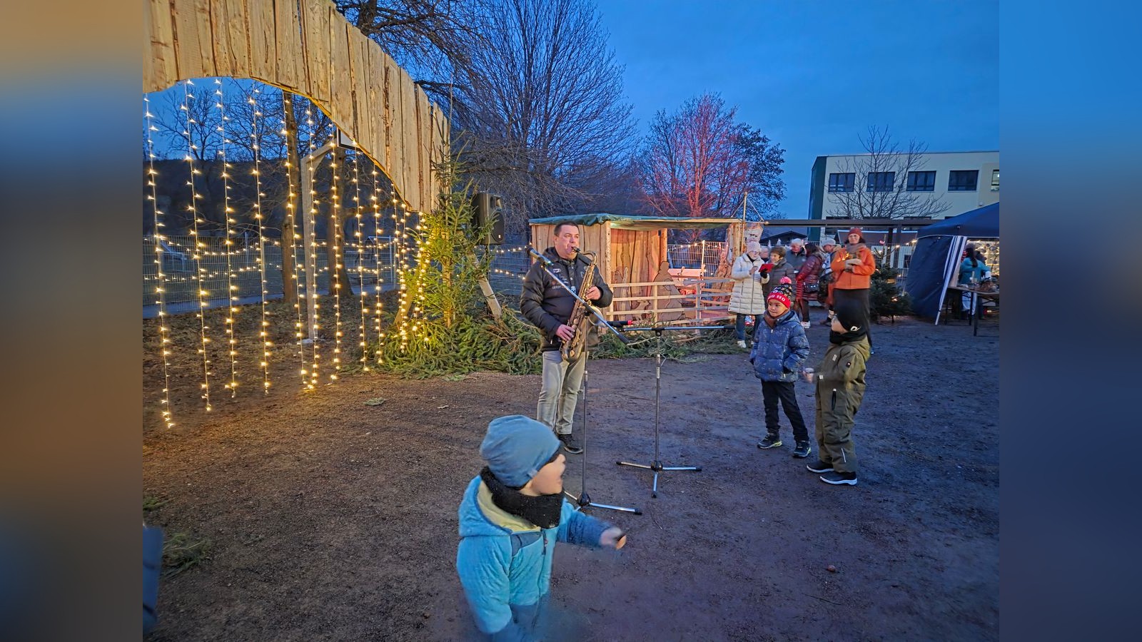 Plaue-feiert-lebhaften-Weihnachtsmarkt-mit-buntem-Programm-und-festlicher-Stimmung