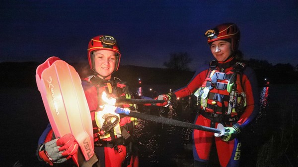 Trotz Eiseskälte: Fackelschwimmer treiben auf der Ruhr - mit vielen Fotos