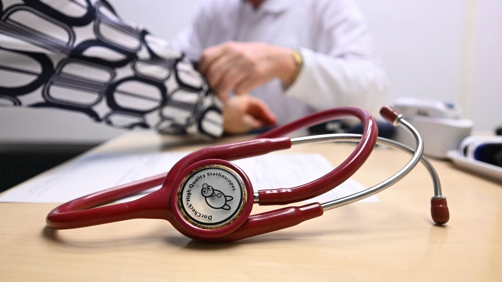 Land-muss-steigende-Gesundheitskosten-f-r-Beamte-schultern