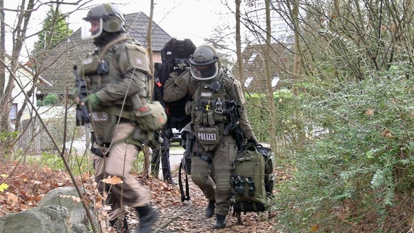 „Steche alle ab!“: SEK überwältigt Mann nach Bedrohung in Heimfeld