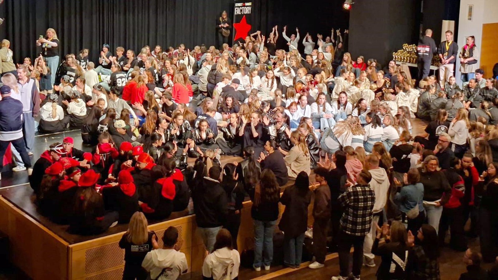 Fast-wie-Michael-Jackson-zu-seinen-besten-Zeiten-in-Bad-Blankenburg-bebt-die-Stadthalle