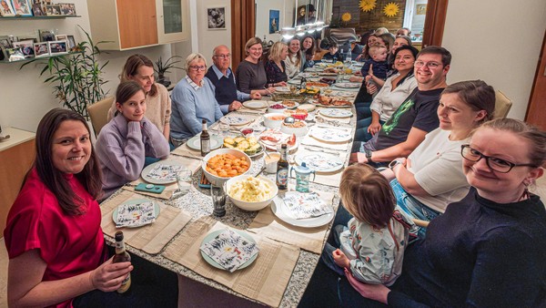 Wiedersehen in Ückendorf: 20 Freunde aus aller Welt und ein 16-Kilo-Truthahn
