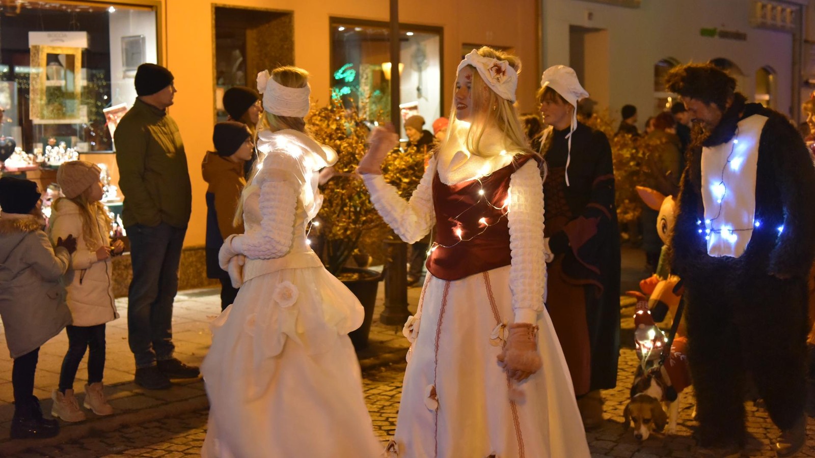 Eisenberg-Wo-M-rchen-und-Weihnachtsfiguren-aus-aller-Welt-zu-Gast-sind