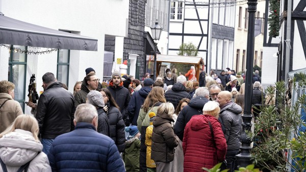 Volle Altstadtgassen beim Weihnachtsmarkt: So feierte Werden den 1. Advent