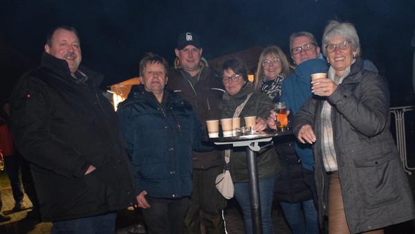 Anheimelnd und gemütlich: Wahrstedt feiert beim Weihnachtsbaumfest