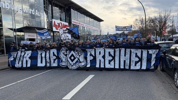 HSV-Fans protestieren und drohen Sportsenator Andy Grote