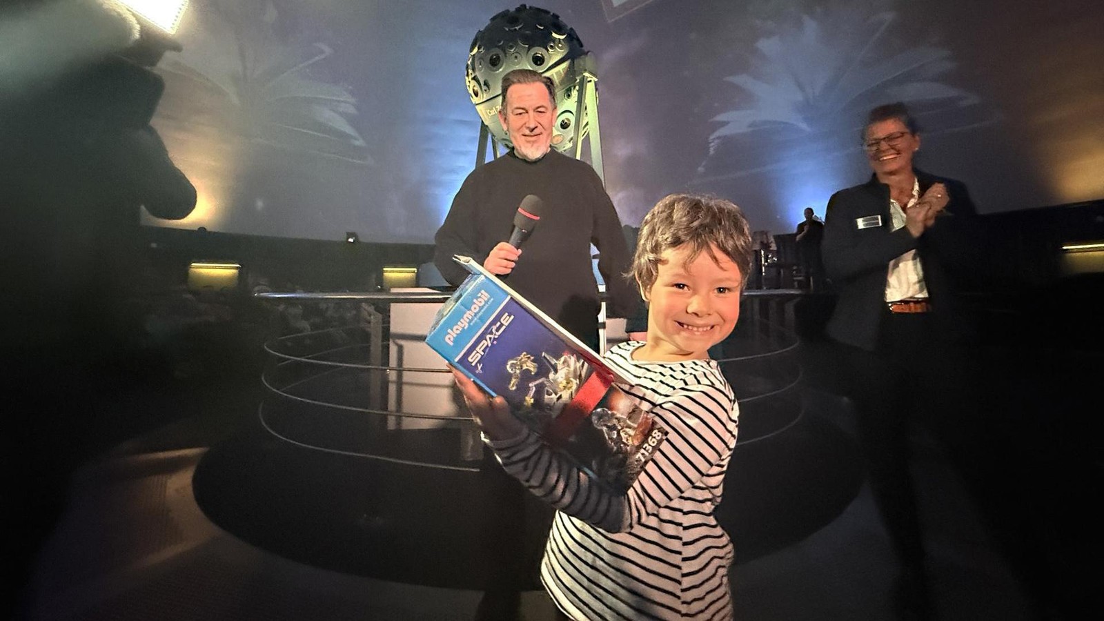 Jenaer-Planetarium-knackt-10-5-Millionen-und-ein-Kind-bekommt-Stern-und-Raumschiff