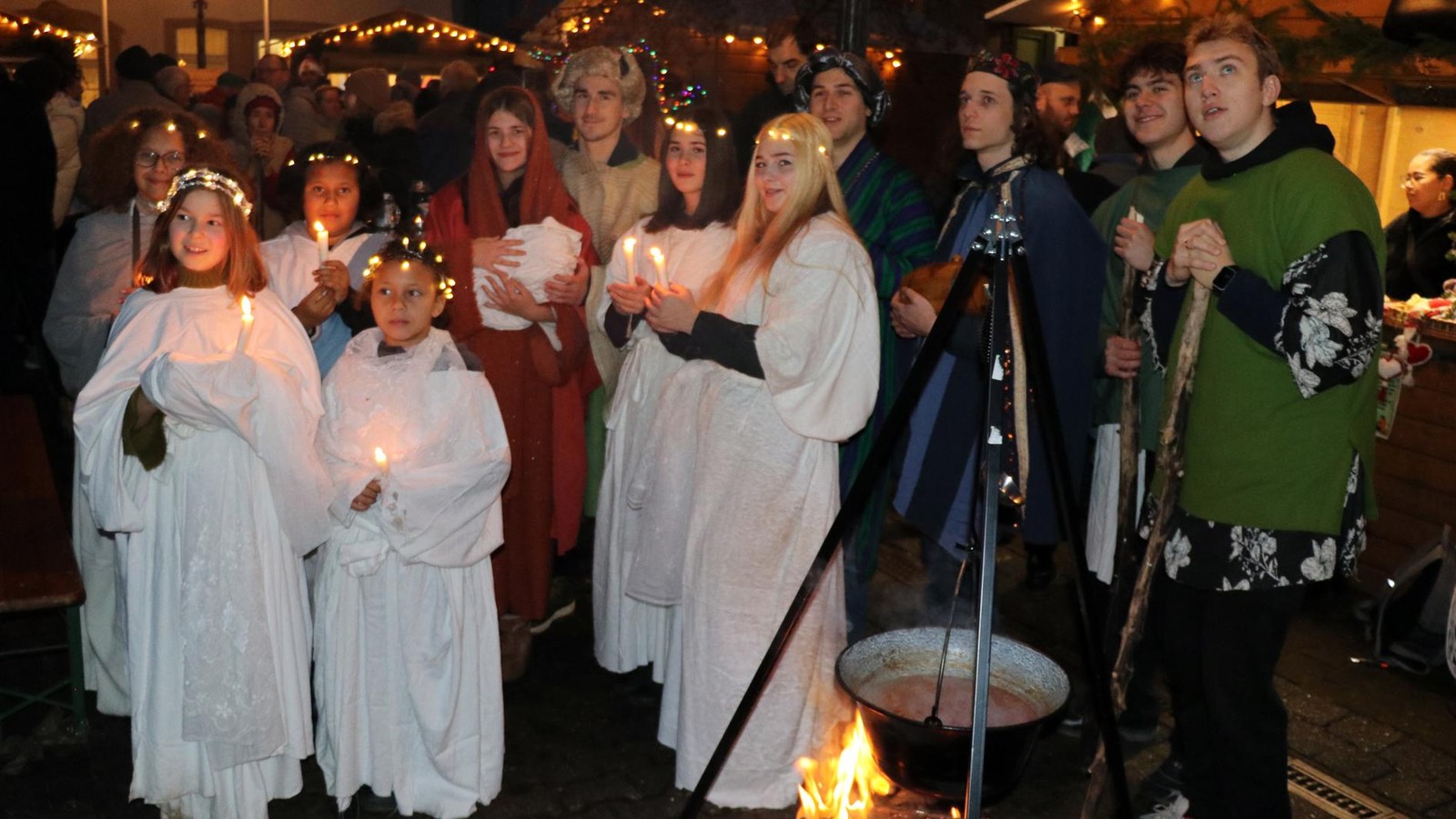Riesiger-Trubel-auf-der-Adventsmeile-Bad-Blankenburg