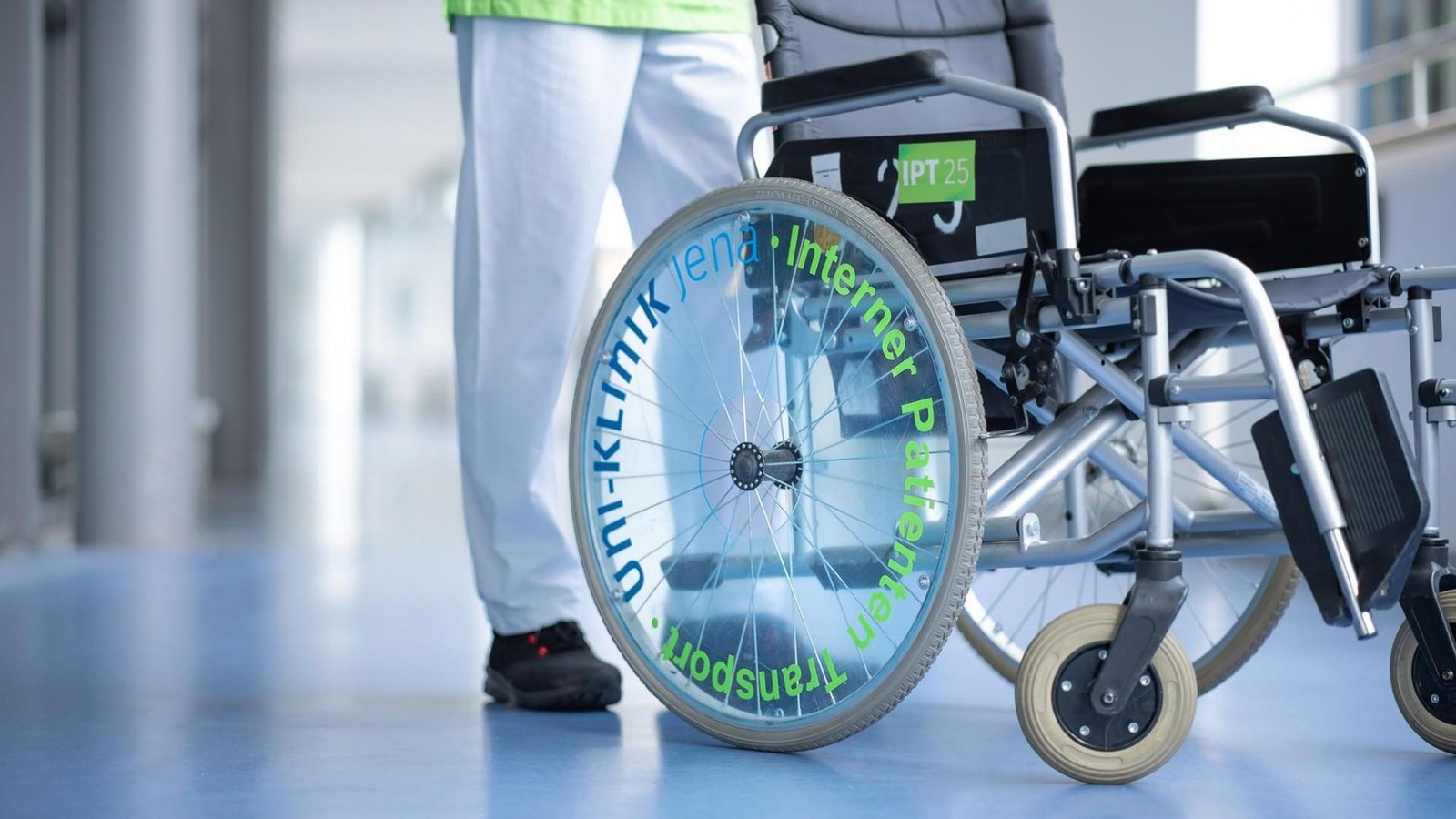 Sport-trifft-Medizin-Die-Th-ringer-Bulls-im-Jenaer-Klinikum