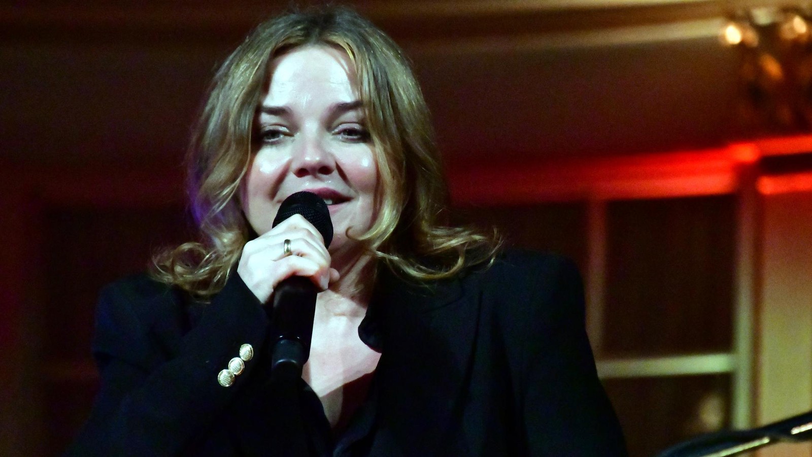 Ehrlich-berrascht-Annett-Louisan-ist-von-Arnstadt-angetan