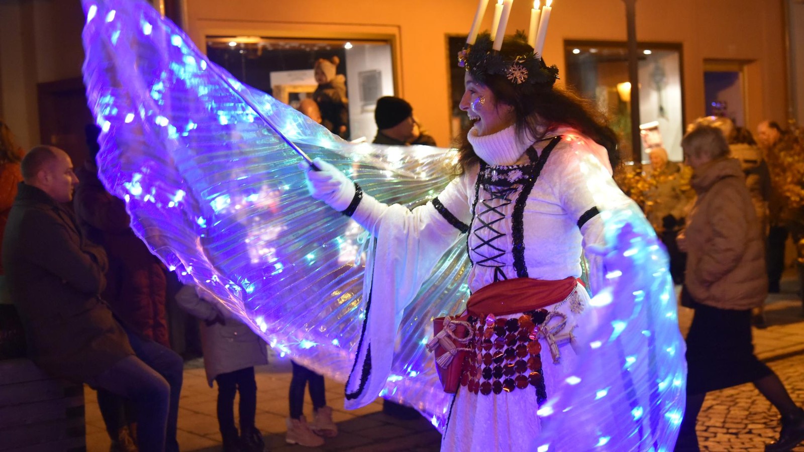 Eisenberg-40-Fotos-von-Weihnachtsparade-und-Nacht-Weihnachtsmarkt