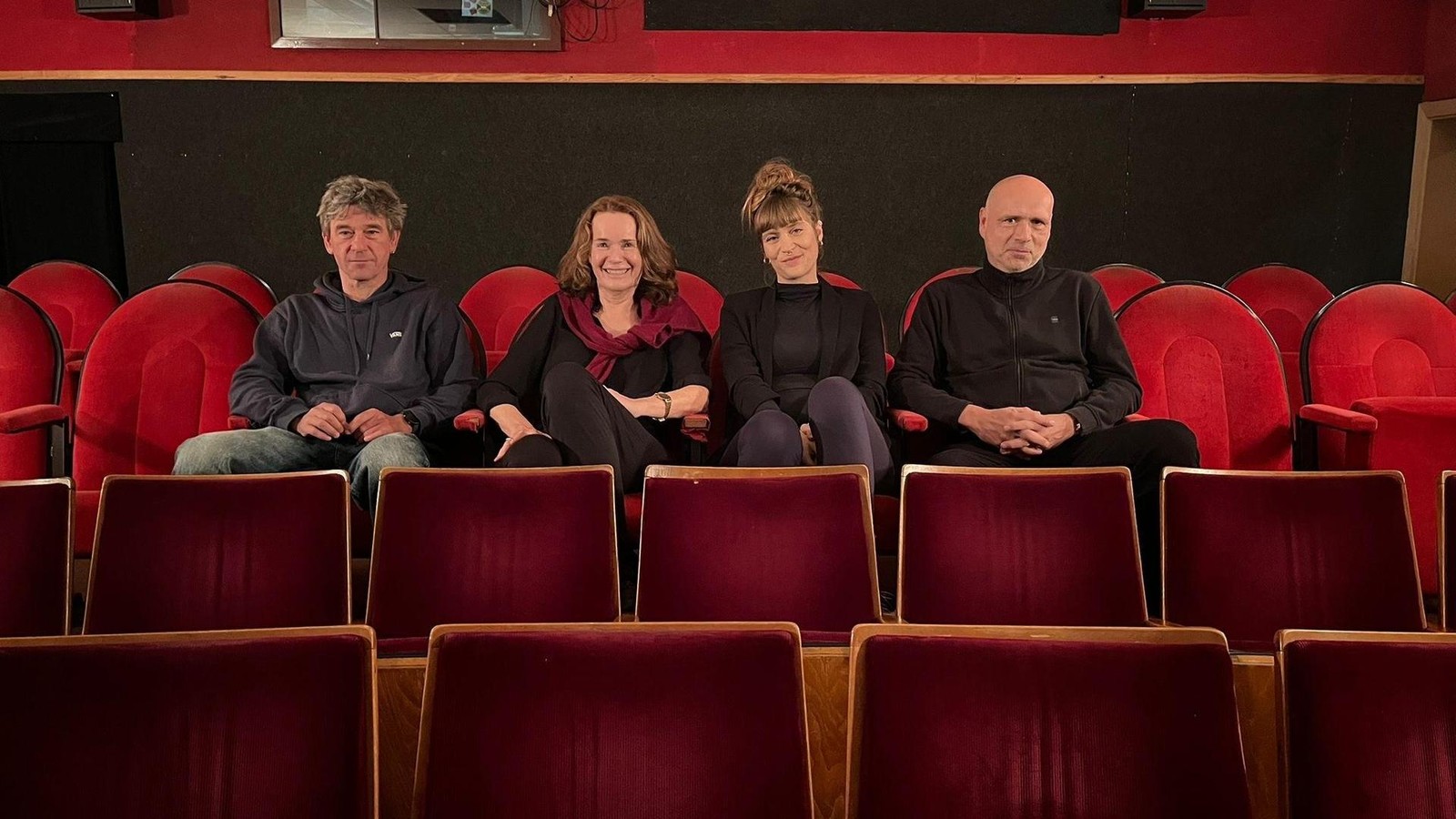 Selbst-KI-stellt-Ostdeutschland-negativ-dar-Filmemacher-fordern-Ost-Quote-f-r-ihre-Branche