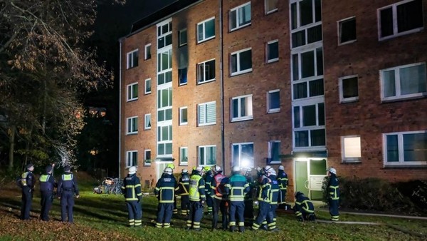 Wohnung brennt in der Kollaustraße – Feuerwehr rettet Verletzte aus Gebäude