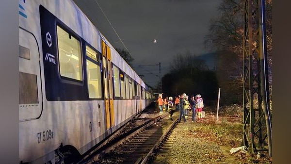 Zug bleibt bei Dortmund liegen - Passagiere marschieren übers Gleis