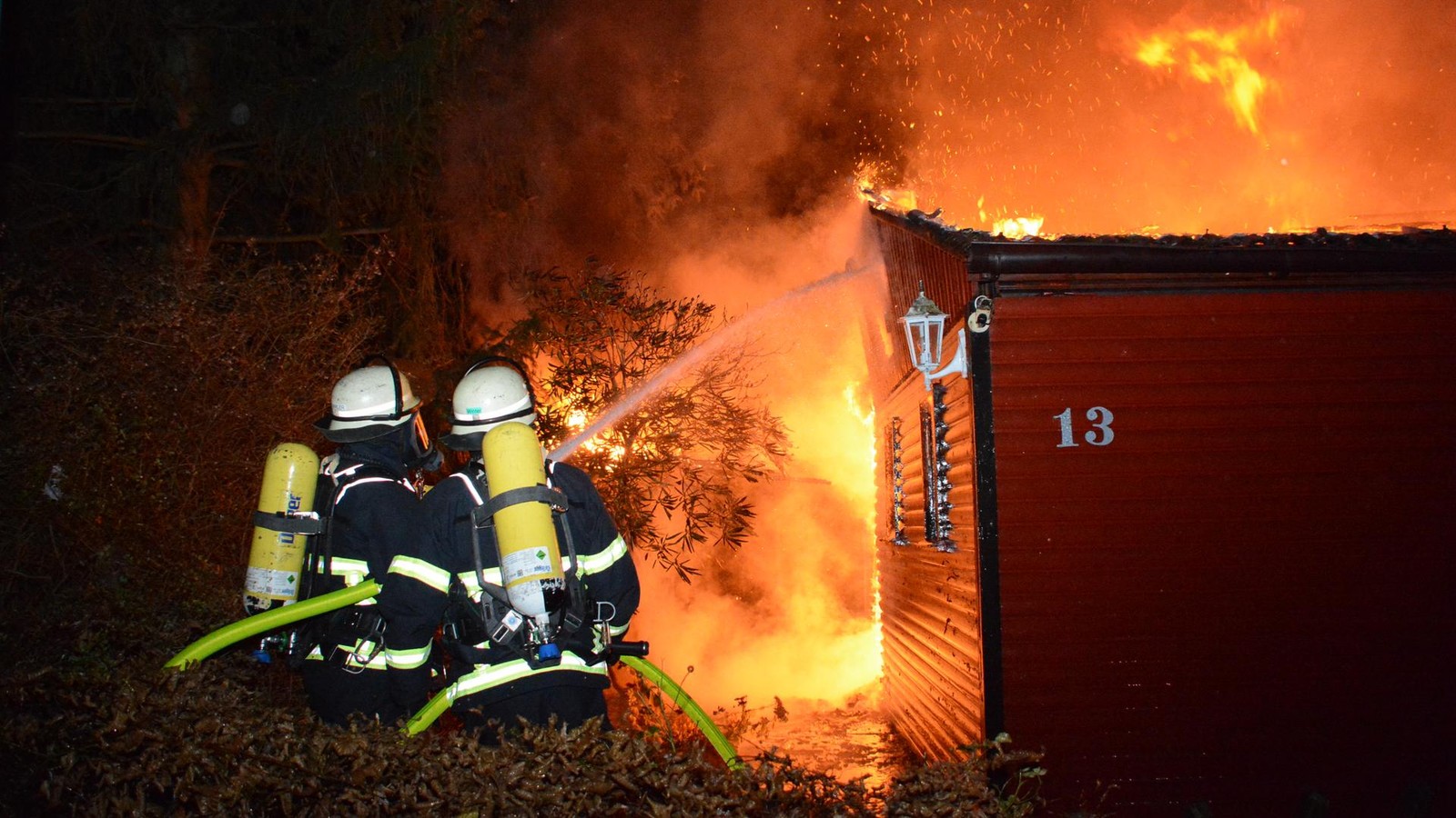 Feuer-in-Kleingartenverein-Flammen-schlagen-meterhoch-aus-Laube
