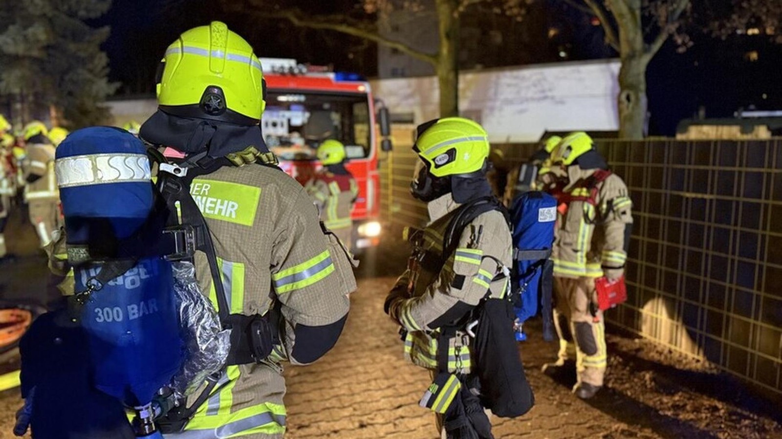 Hochhaus-Brand-in-Spandau-Angeh-rige-blockieren-Feuerwehreinfahrt
