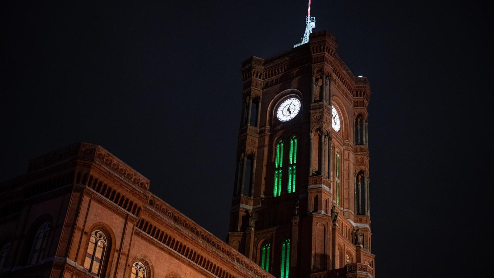Gr-nes-Licht-im-Roten-Rathaus-Das-ist-der-ernste-Hintergrund-der-Aktion