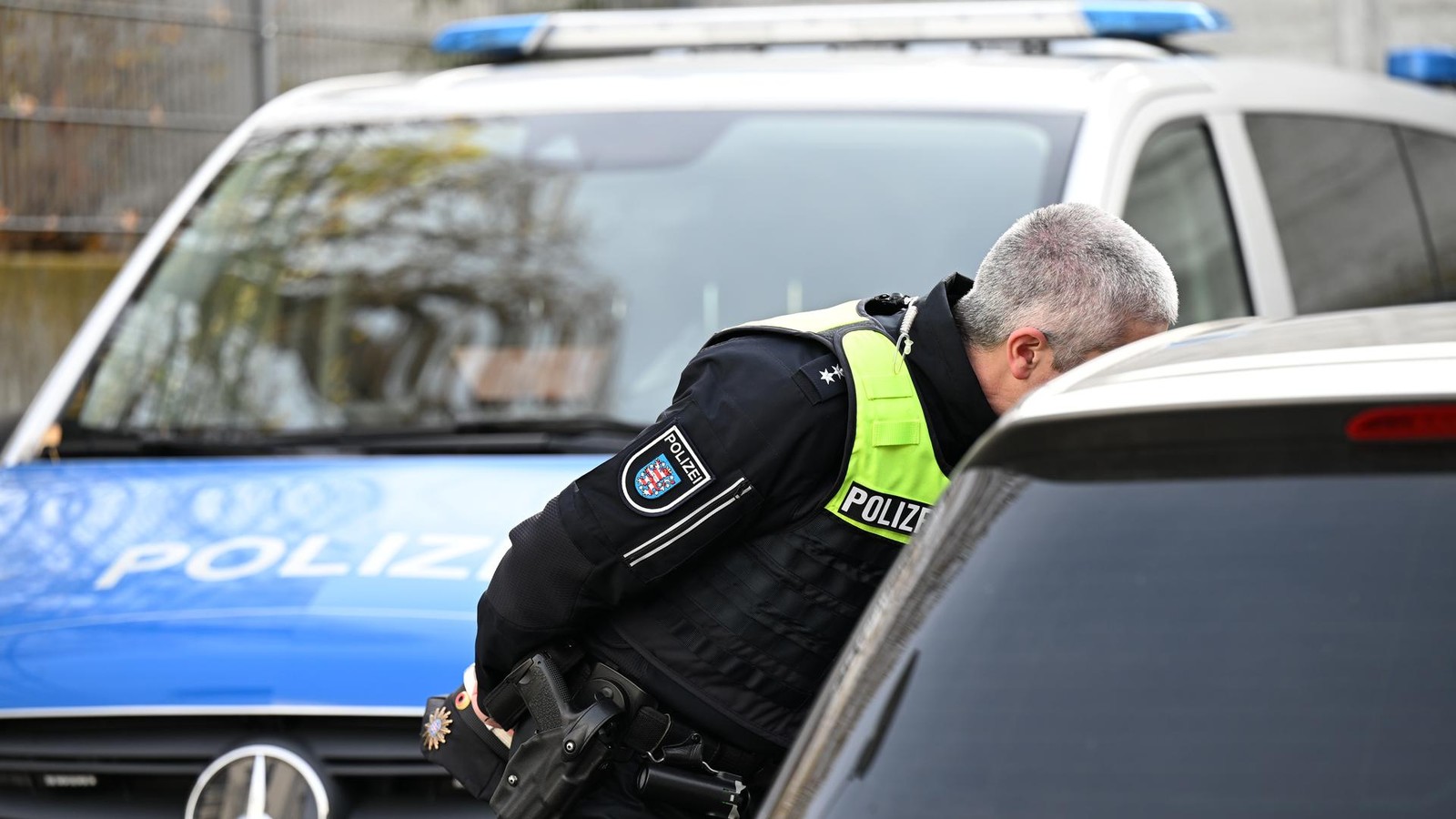 Gegen-Laternenmast-gekracht-und-gefl-chtet-Polizei-sucht-in-Nordhausen-Zeugen-nach-Verkehrsunfallflucht