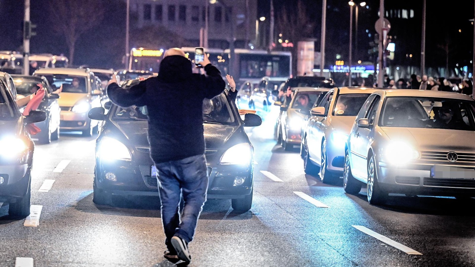 A23-Illegaler-Autokorso-blockiert-die-Autobahn-Porsche-bremst-vorweg