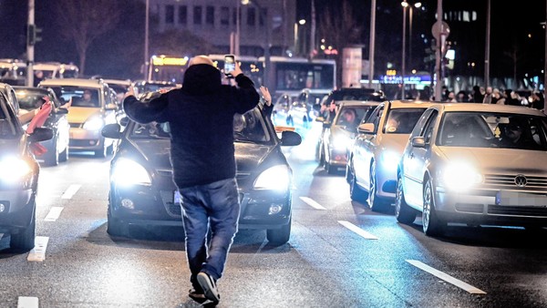 A23: Porsche führt illegalen Autokorso an – Verkehr massiv behindert