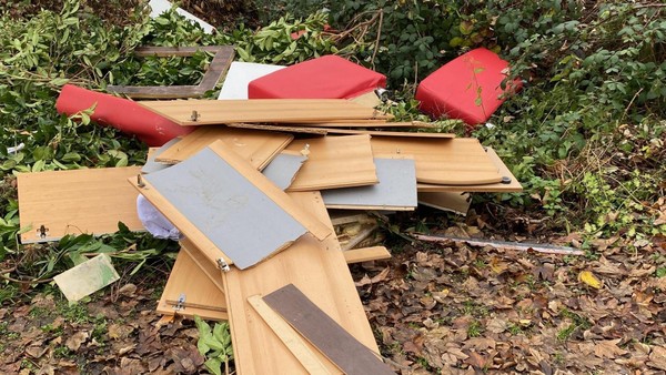 Ärger über wilde Müllkippe in Bottrop: Hausrat auf Parkplatz entsorgt