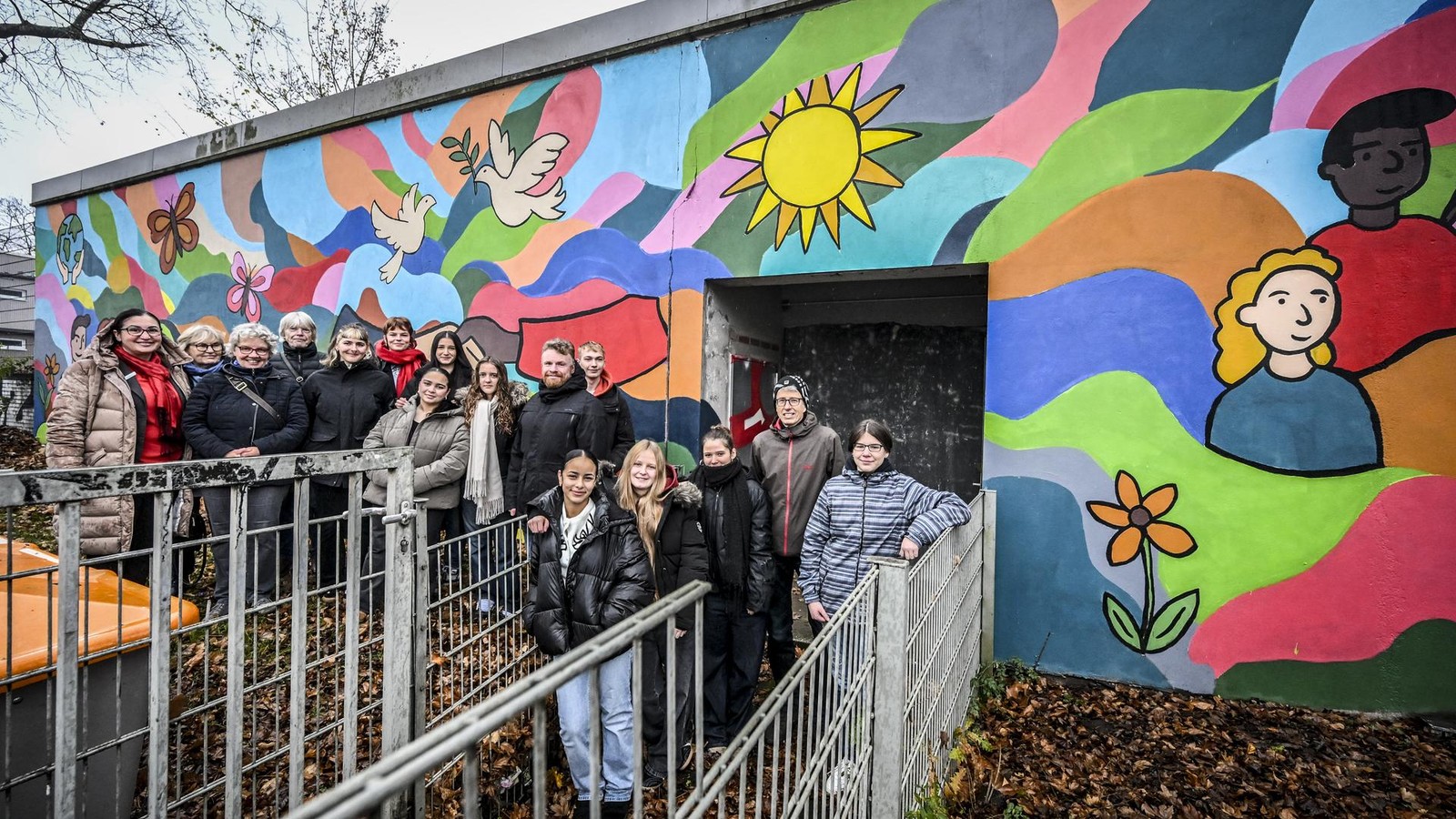 Buntes-Outdoor-Gem-lde-eingeweiht-Was-eine-Gesamtschule-damit-sagen-will