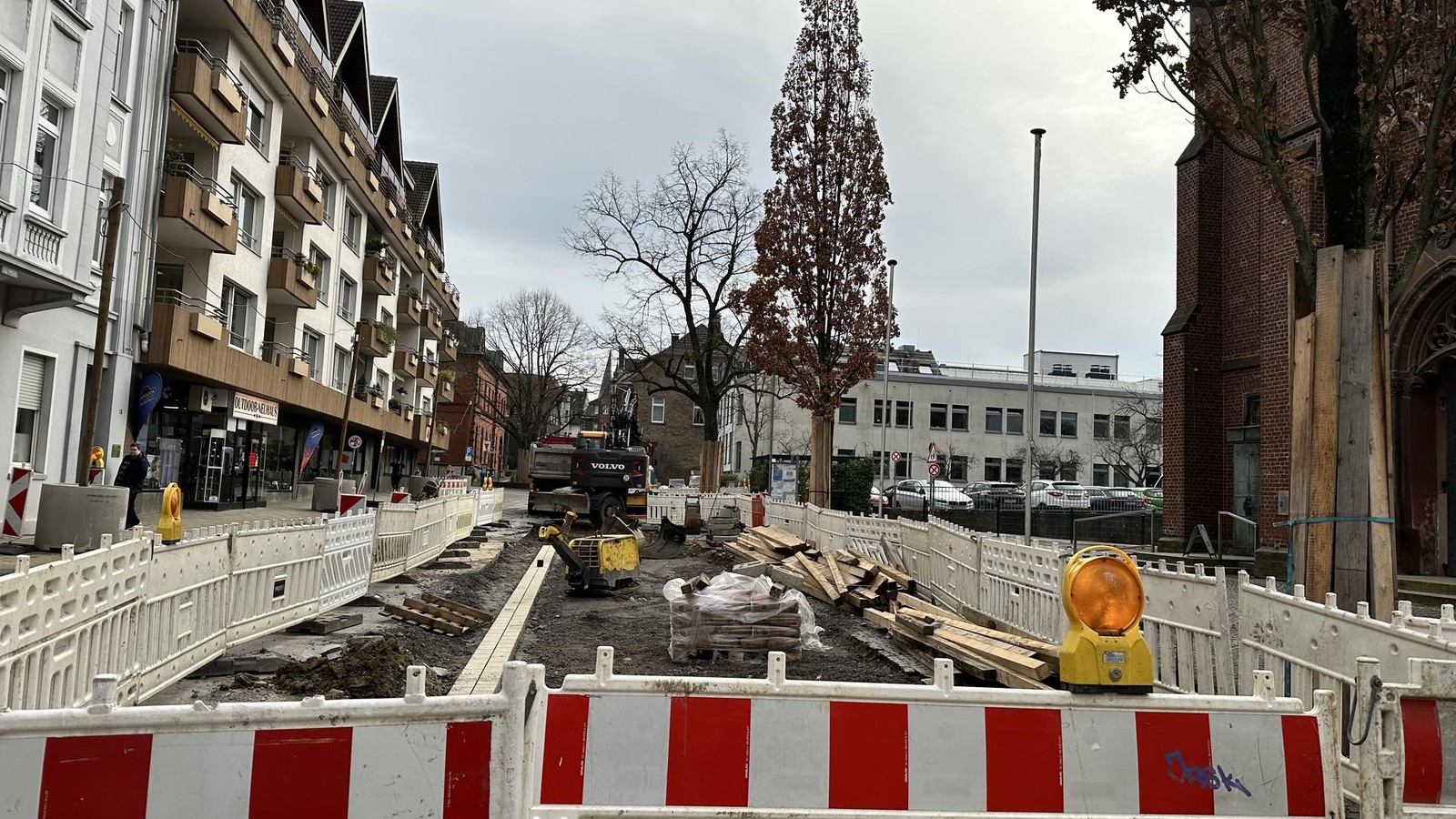 Kreuzung-in-Hattingen-bleibt-gesperrt-deshalb-dauert-es-l-nger-als-geplant