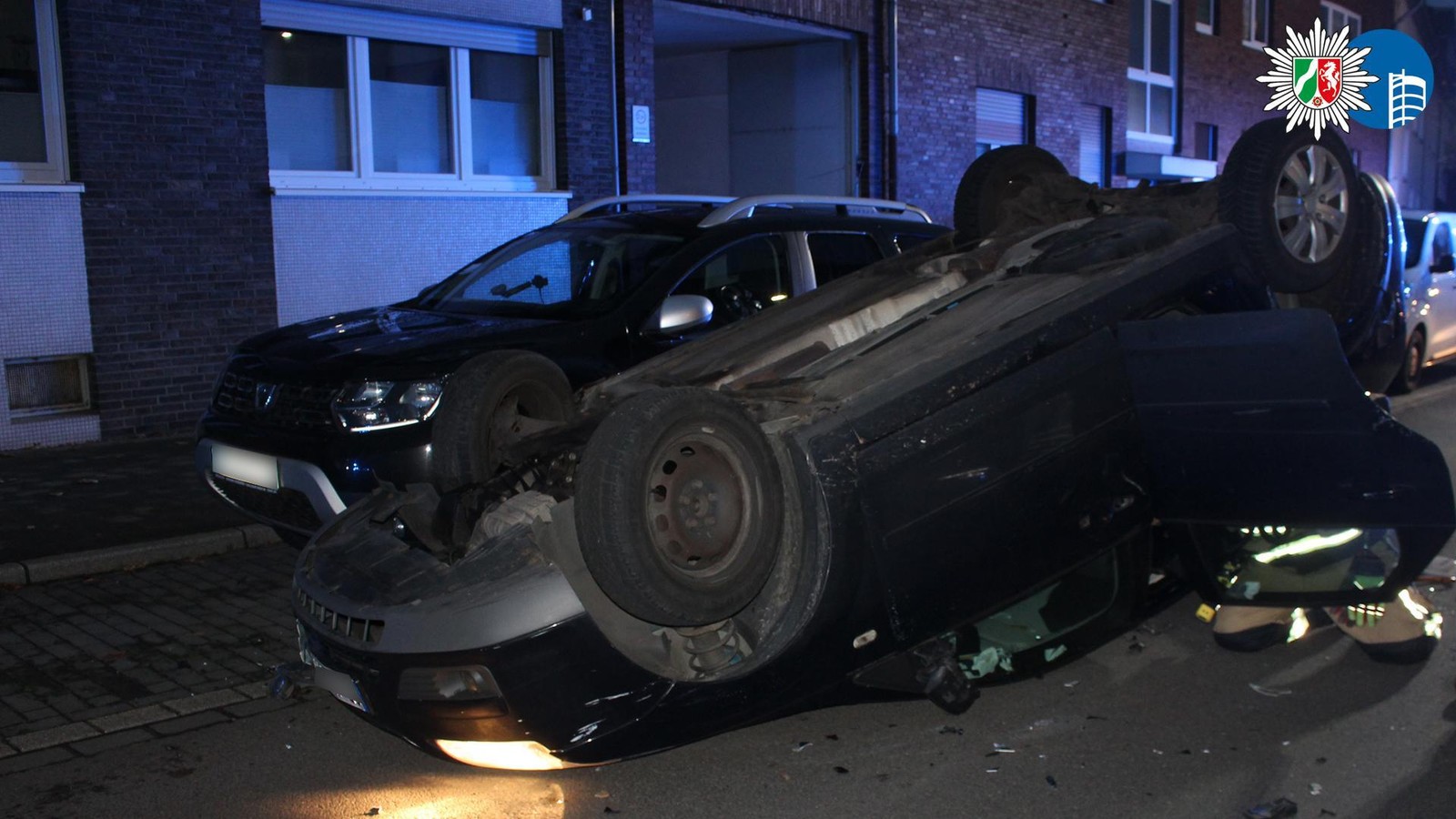 Unfall-in-Oberhausen-Auto-berschl-gt-sich-nach-Kollision