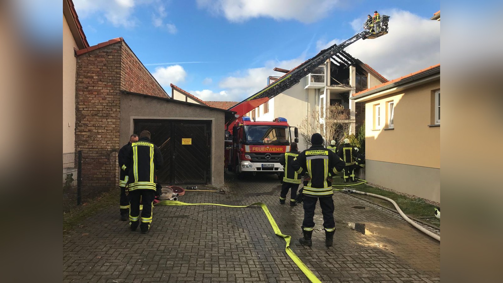 Dachgeschosswohnung-in-Dornheim-brennt-aus-Bewohner-verletzt-ins-Krankenhaus