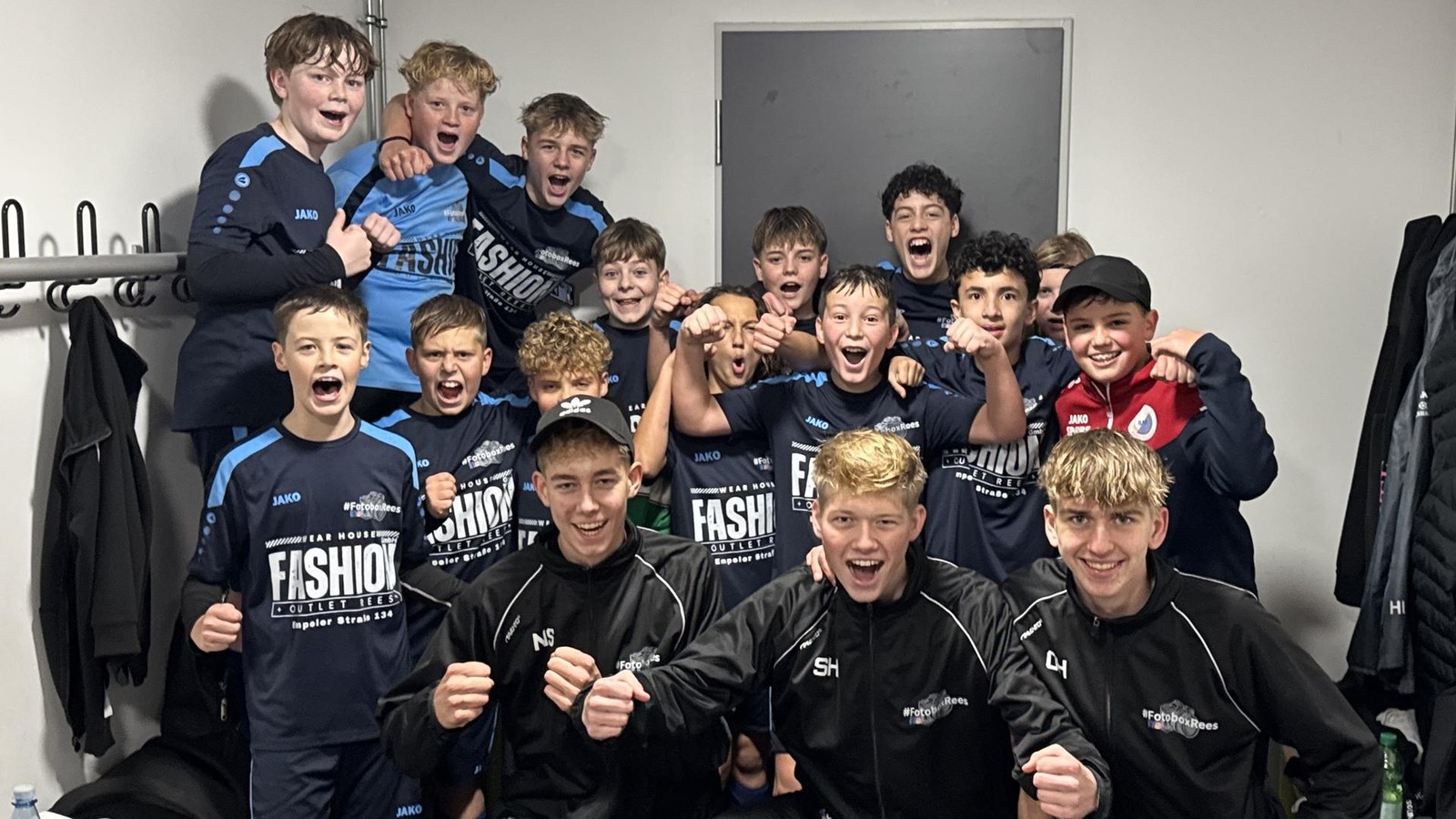 Junges-Trainerteam-ist-stolz-Reeser-D-Junioren-Spielgemeinschaft-ist-Meister