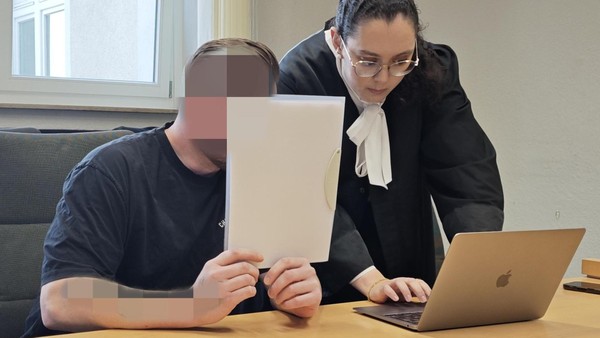 Rentner mitten in der Nacht geweckt und ausgeraubt: Verdächtiger vor Gericht