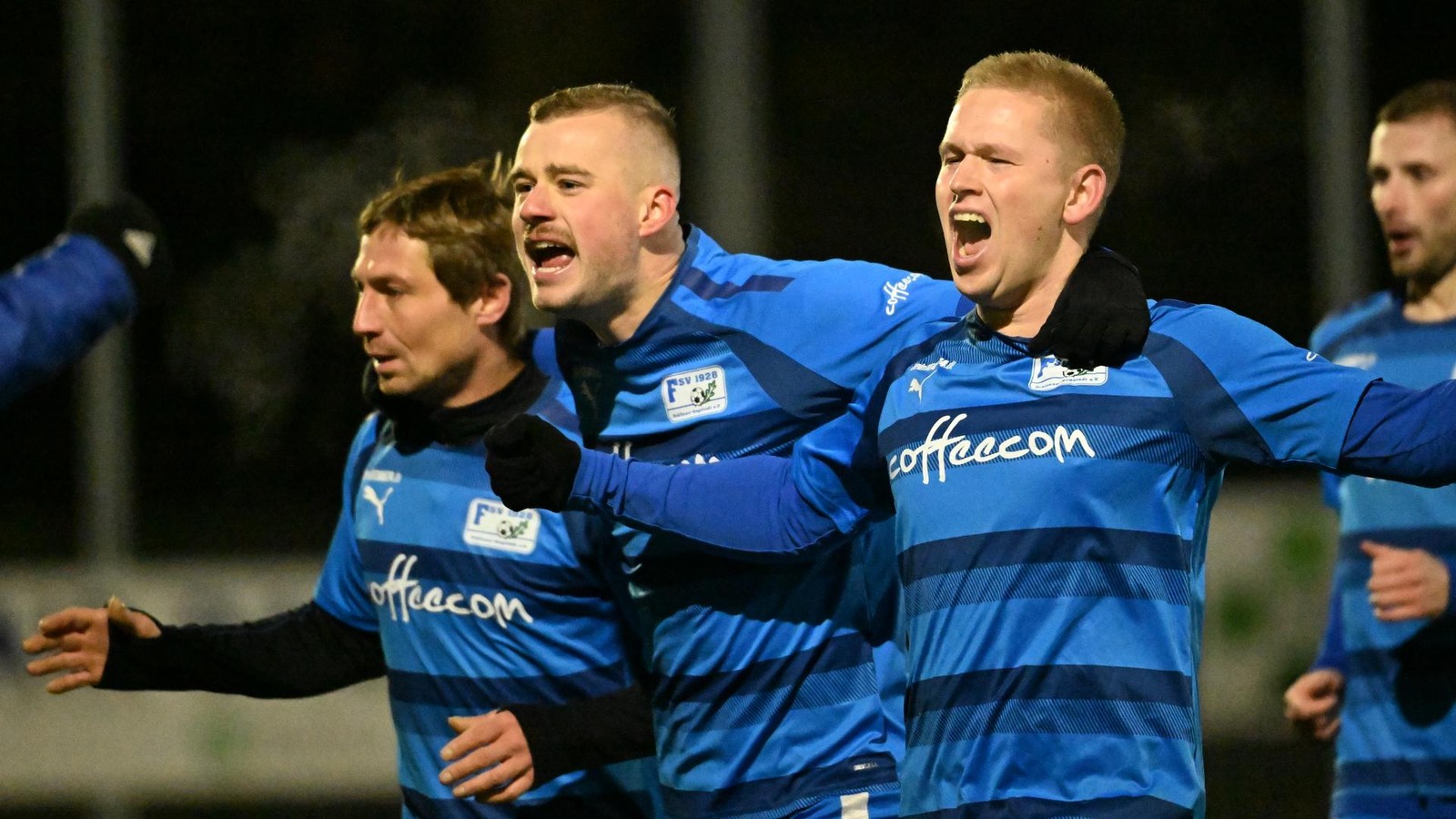 Wenn-ein-Rauschebart-schon-vor-Weihnachten-sein-Team-reich-beschenkt