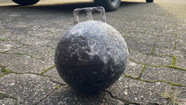 Mann findet mysteriöse Metallkugel und bohrt sie auf – Lebensgefahr