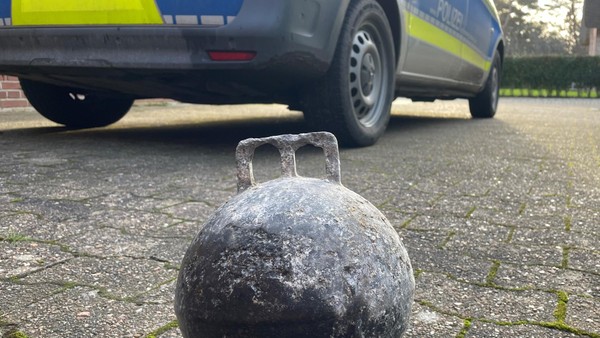 Mann findet mysteriöse Metallkugel und bohrt sie auf – Lebensgefahr