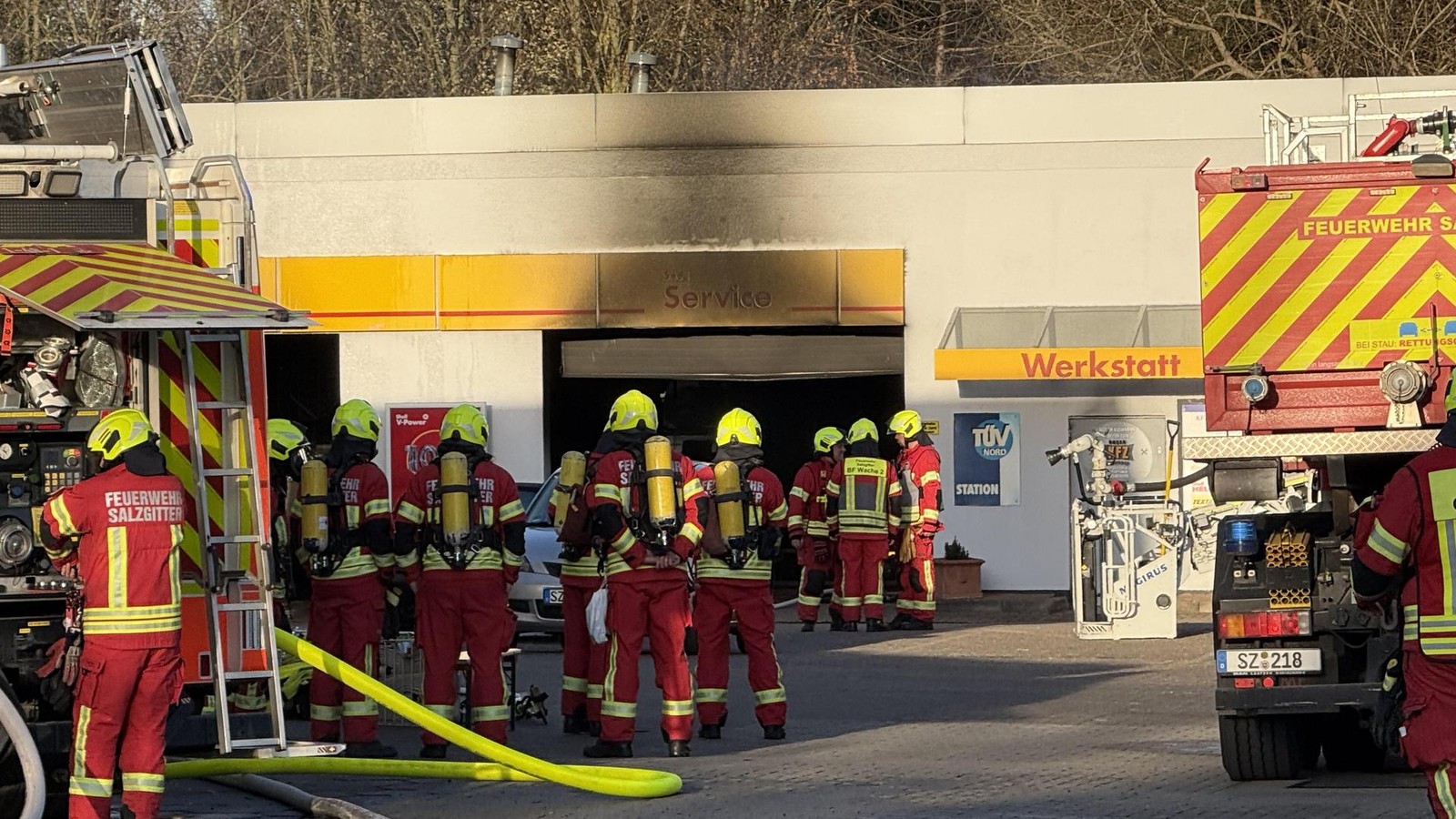 Einsatzkr-fte-l-schen-Brand-in-Tankstellen-Werkstatt-in-Salzgitter-Bad