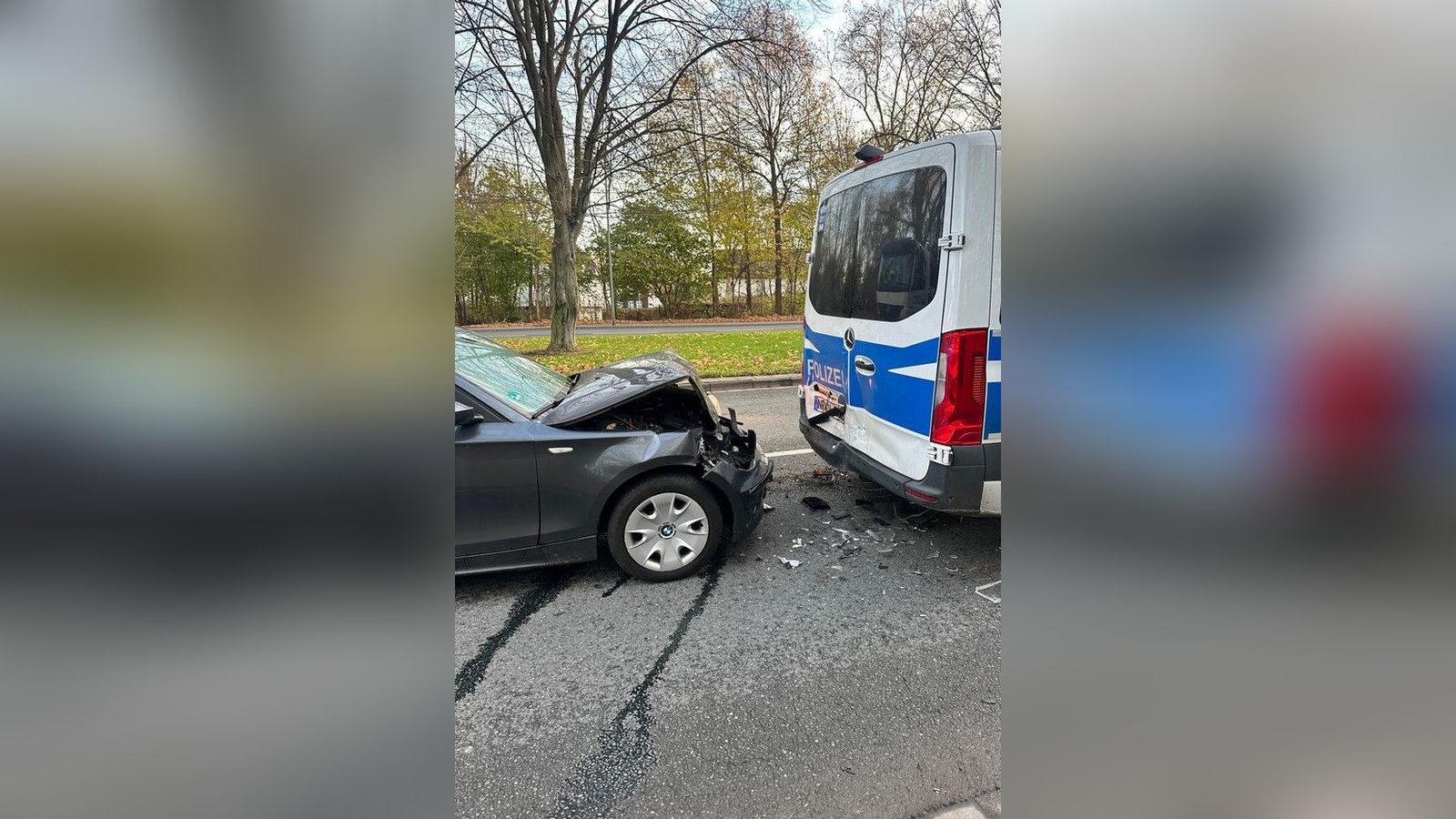 Auffahrunfall-bei-Verkehrskontrolle-in-Gelsenkirchen-Polizist-und-Fahrer-verletzt