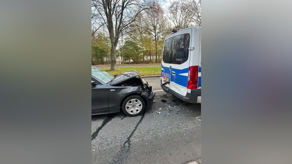 Auffahrunfall bei Verkehrskontrolle in Gelsenkirchen – Polizist und Fahrer verletzt
