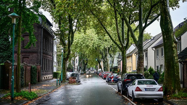 Abgelenkt, geschubst und ausgeraubt: Dreister Räuber überfällt Senior (92)