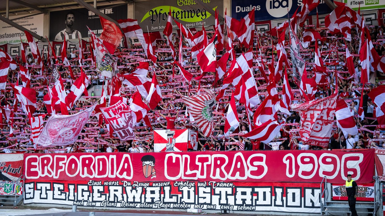 FC-Rot-Wei-feiert-Jubil-um-Trainer-Gerber-steht-Spalier-am-Erfurter-Rathaus